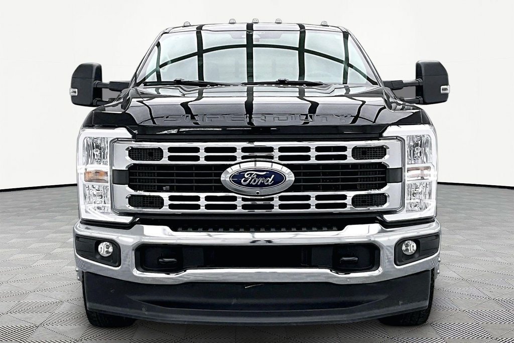 Certified 2025 Ford F350 XLT w/ 360-Degree Camera Package AWD/4WD image 3