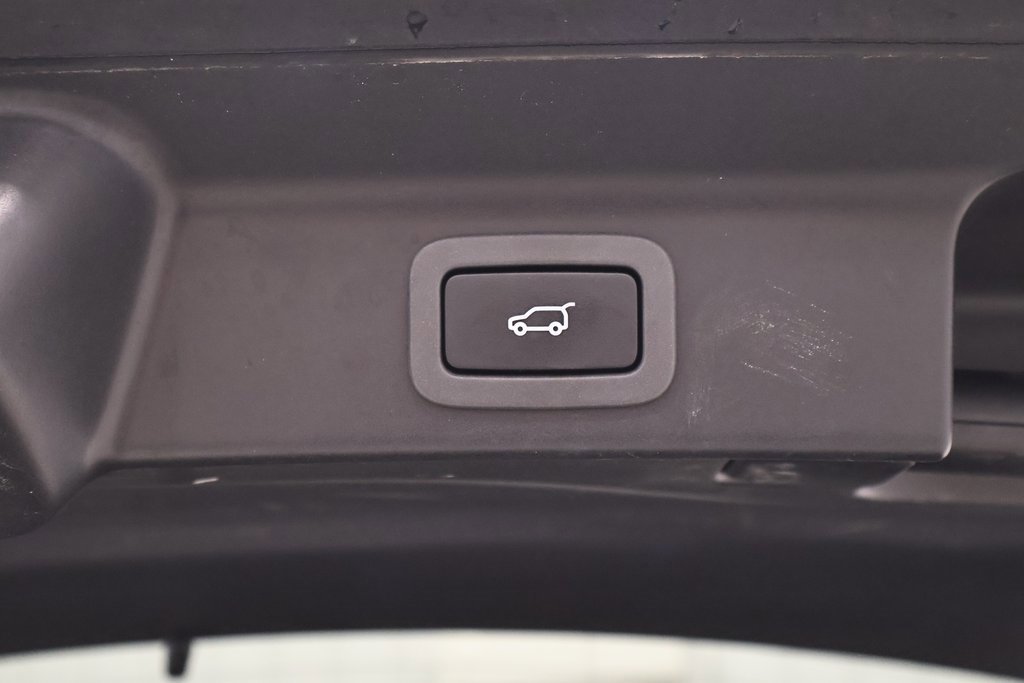 Used 2018 Jaguar F-PACE Premium image 39