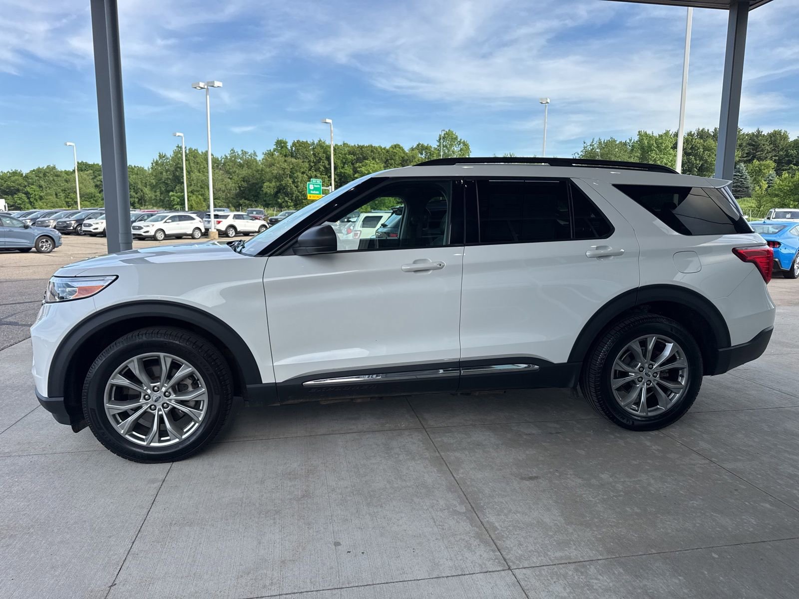 Certified 2023 Ford Explorer XLT w/ Equipment Group 202A AWD/4WD image 4