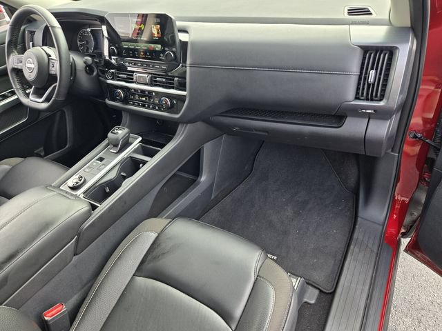 Used 2024 Nissan Pathfinder SL AWD/4WD image 18