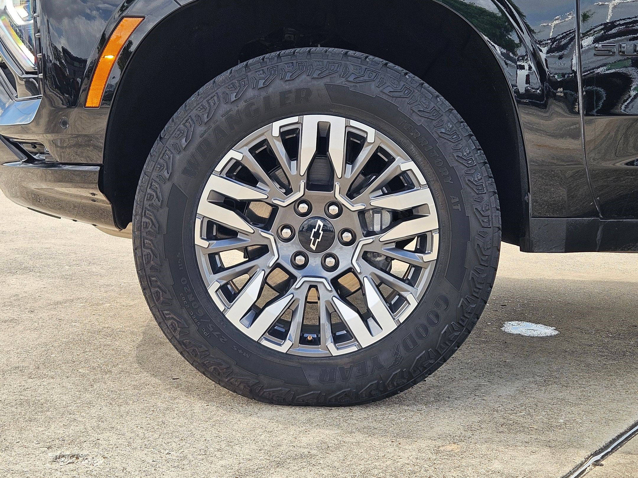 Used 2025 Chevrolet Suburban Z71 AWD/4WD image 13