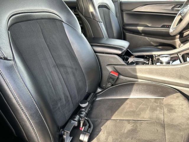 Used 2023 Jeep Grand Cherokee Altitude AWD/4WD image 22
