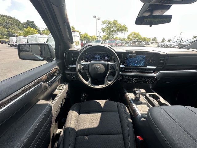 Used 2025 Chevrolet Silverado 1500 LT Trail Boss w/ Dark Appearance Package AWD/4WD image 6
