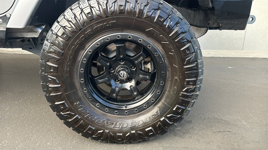 Used 2018 Jeep Wrangler Unlimited Rubicon w/ Connectivity Group image 9