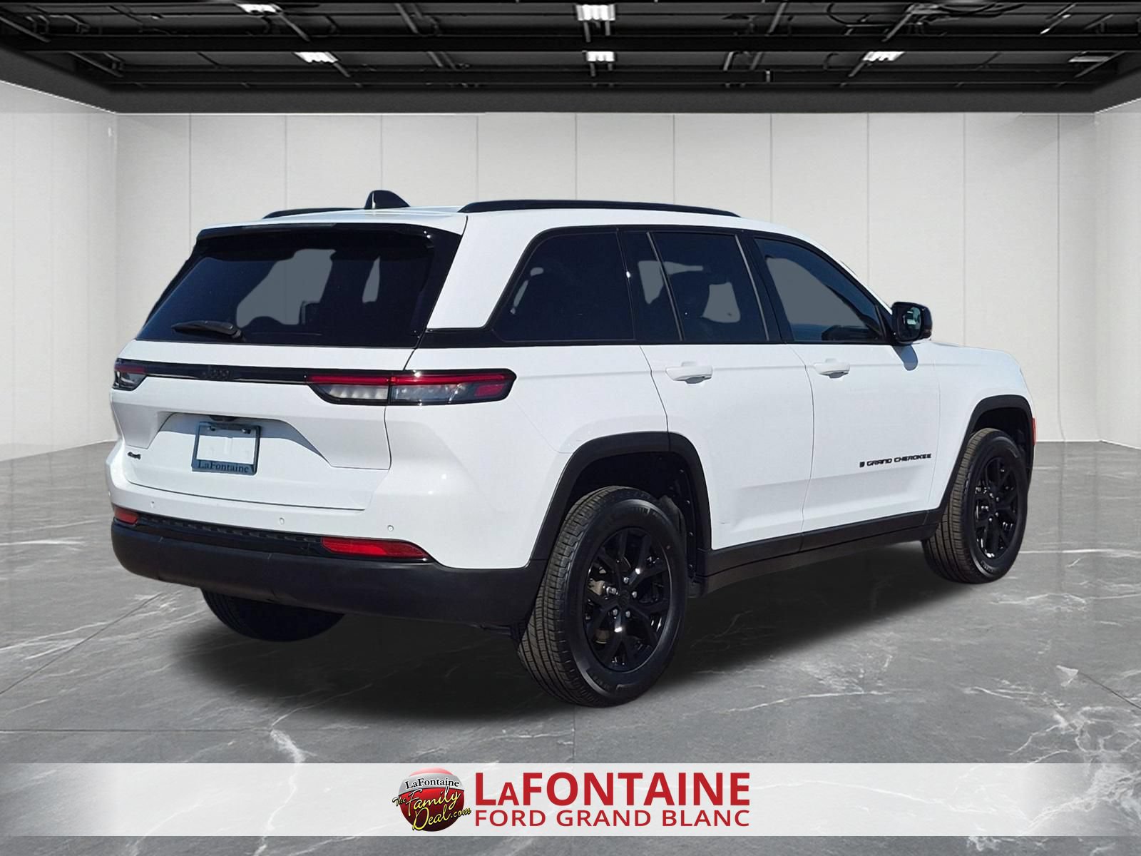 Used 2025 Jeep Grand Cherokee Altitude AWD/4WD image 5
