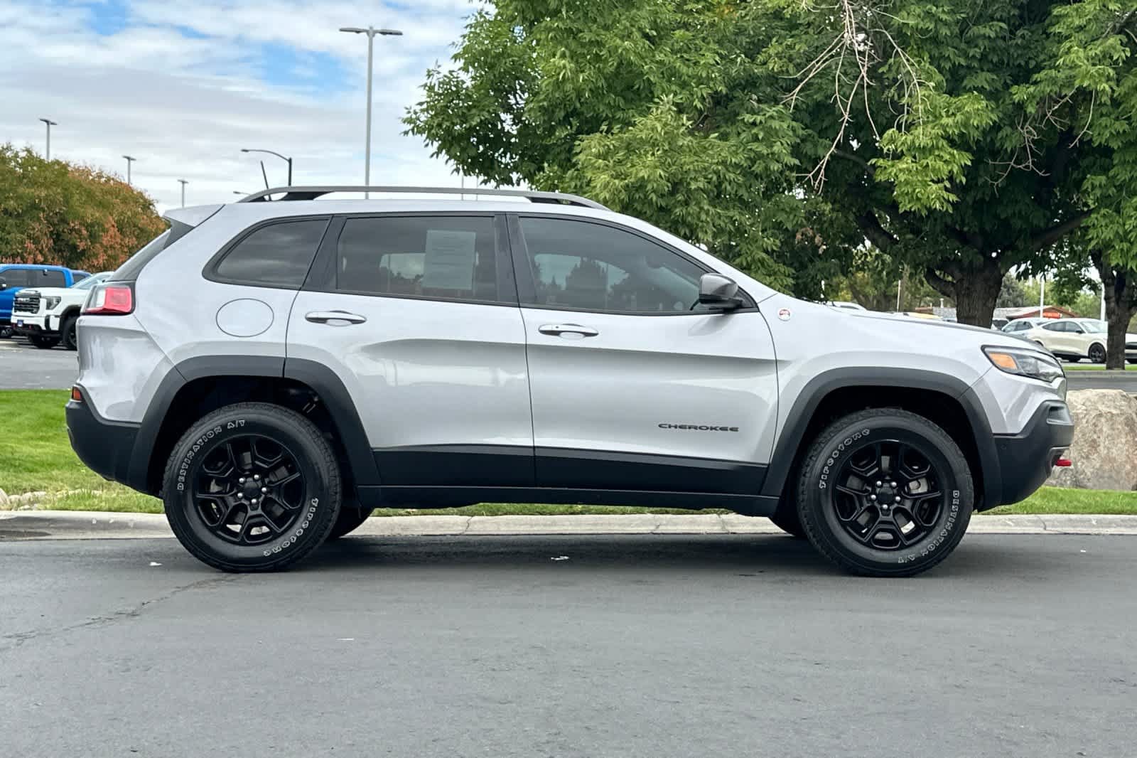 Used 2019 Jeep Cherokee Trailhawk AWD/4WD image 8