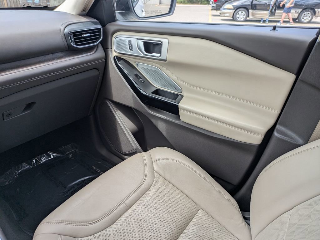 Certified 2022 Ford Explorer Platinum w/ Equipment Group 601A AWD/4WD image 17