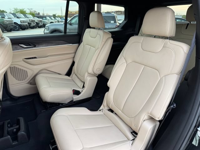 Used 2023 Jeep Grand Cherokee L Limited AWD/4WD image 16
