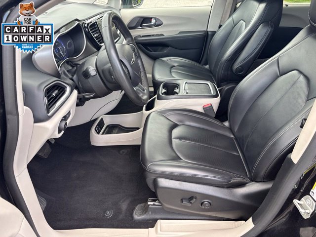 Used 2023 Chrysler Pacifica Touring-L FWD image 12
