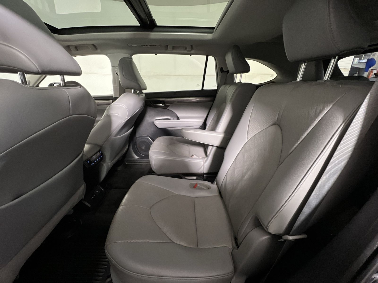 Used 2021 Toyota Highlander Platinum AWD/4WD image 25