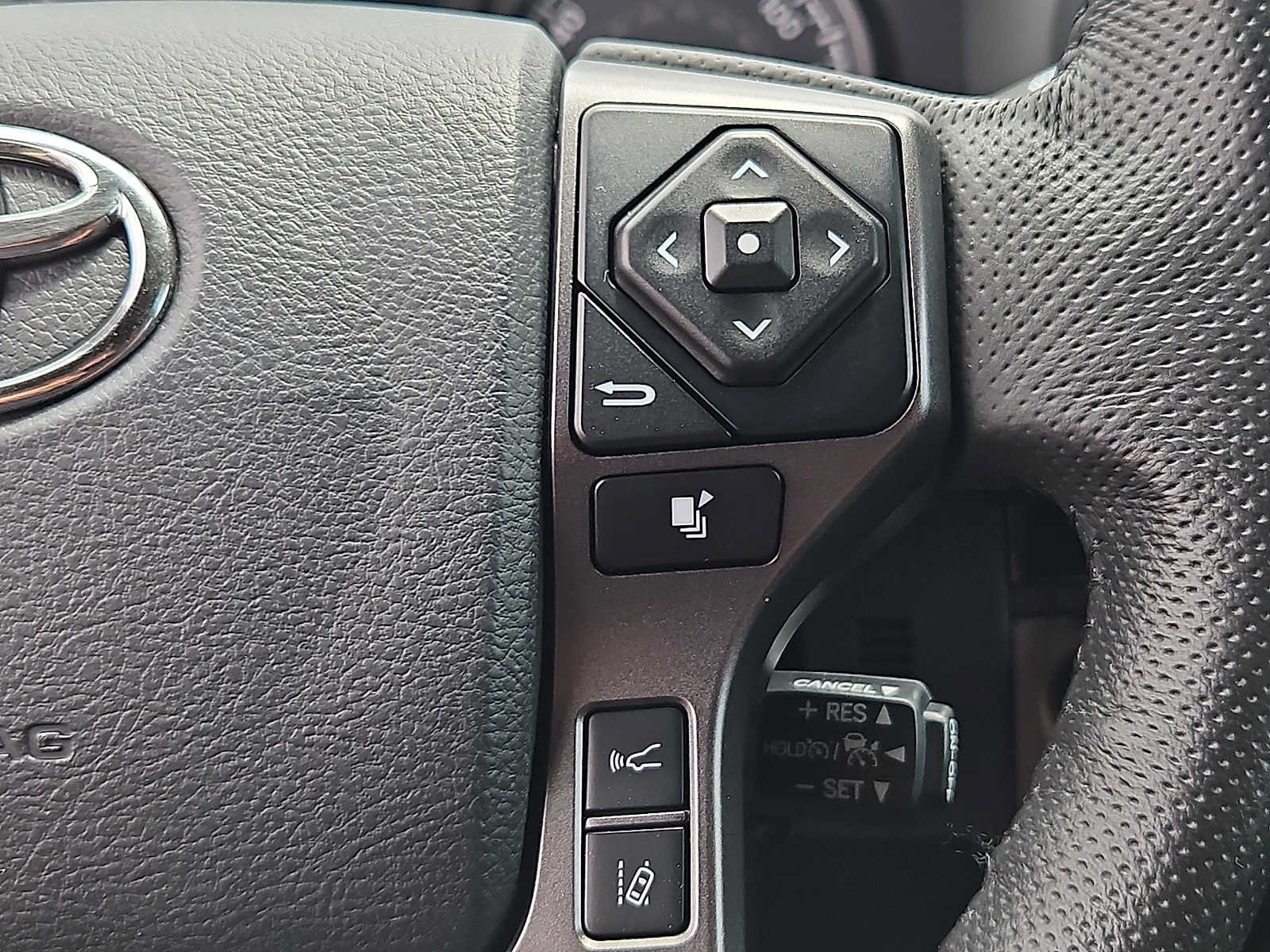 Used 2018 Toyota Tacoma TRD Off-Road w/ Technology Package AWD/4WD image 21