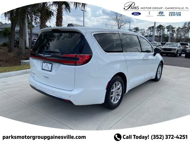 Used 2024 Chrysler Pacifica Touring-L image 4