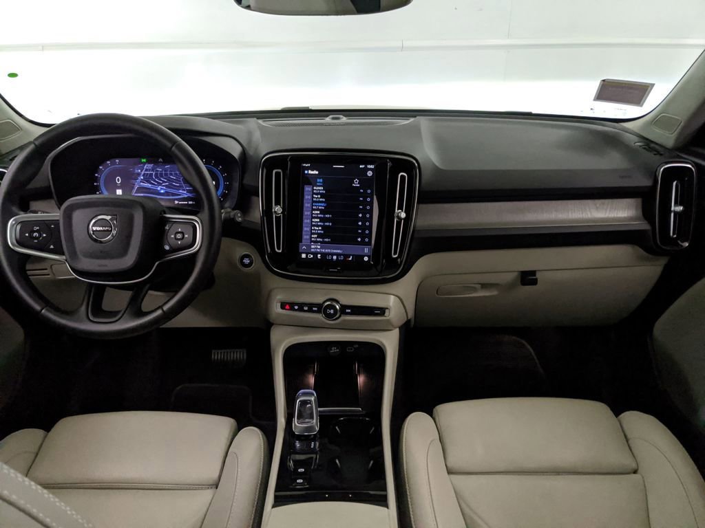 Used 2023 Volvo XC40 B5 Ultimate w/ Climate Package image 7