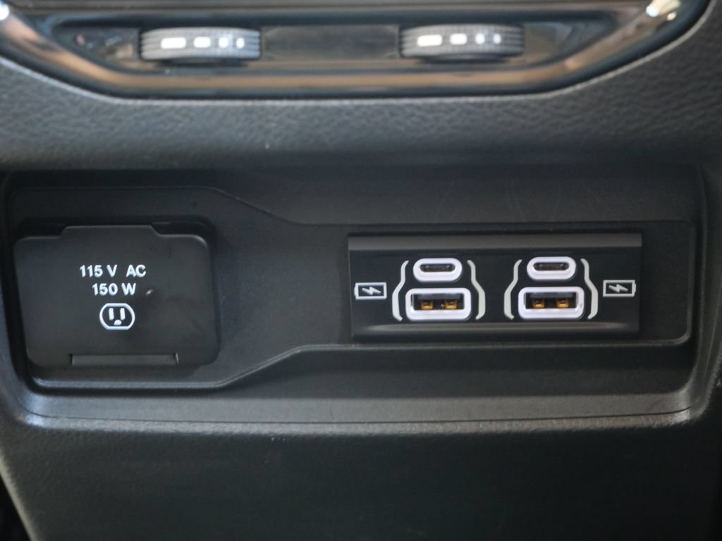 Used 2023 Jeep Grand Cherokee Overland w/ Luxury Tech Group IV AWD/4WD image 14