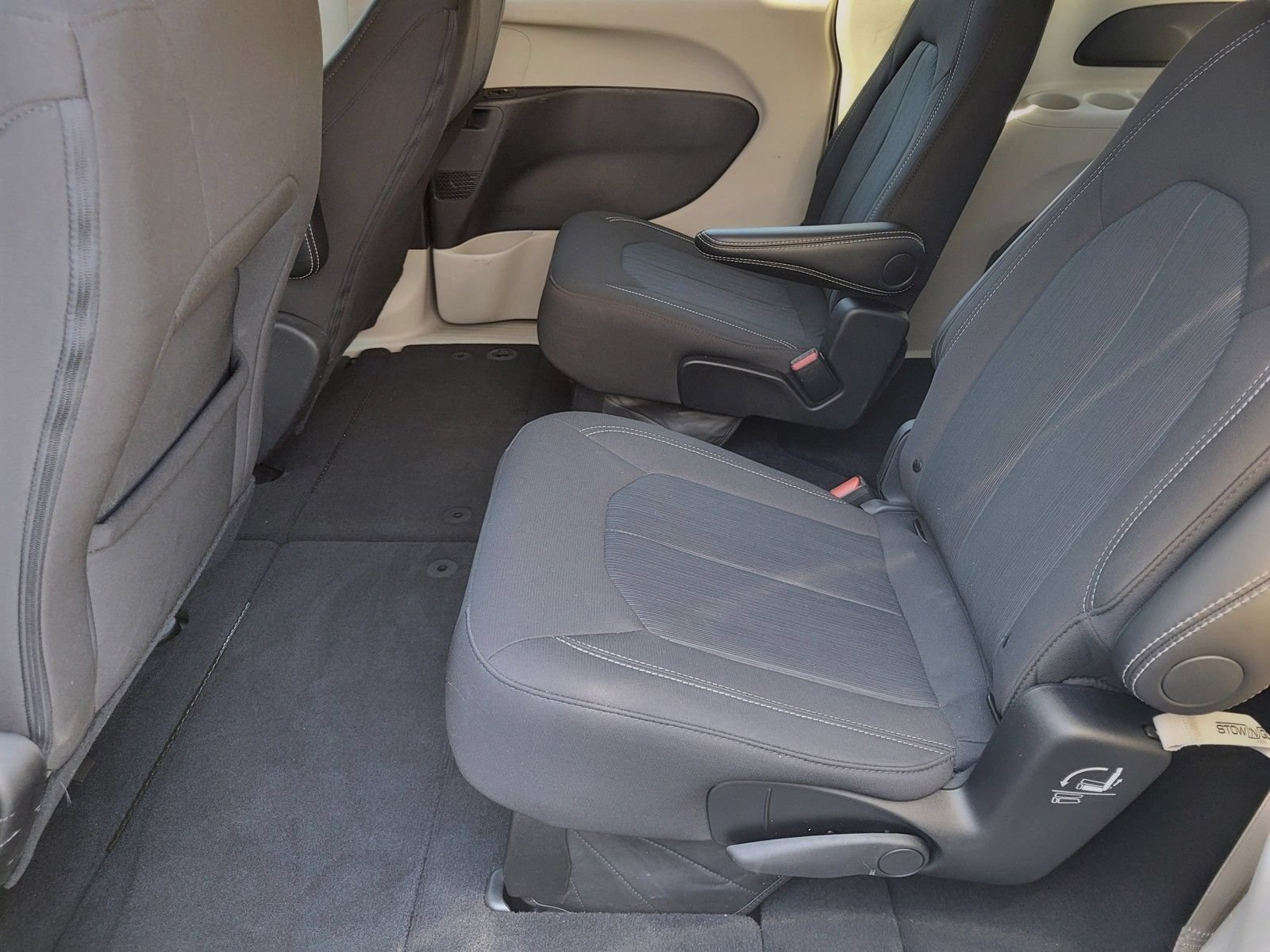 Used 2024 Chrysler Voyager LX FWD image 10