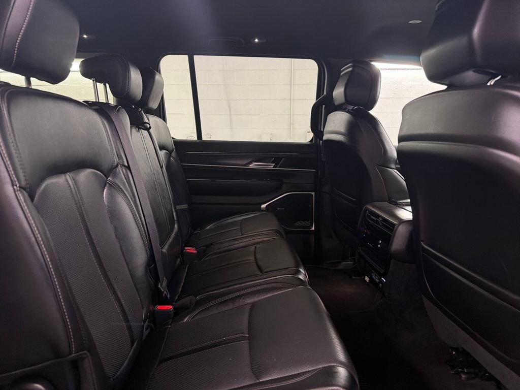 Used 2024 Jeep Wagoneer L Series II image 31