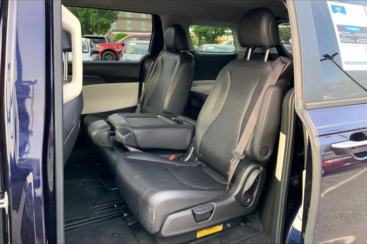 Used 2022 Kia Carnival LX FWD image 19