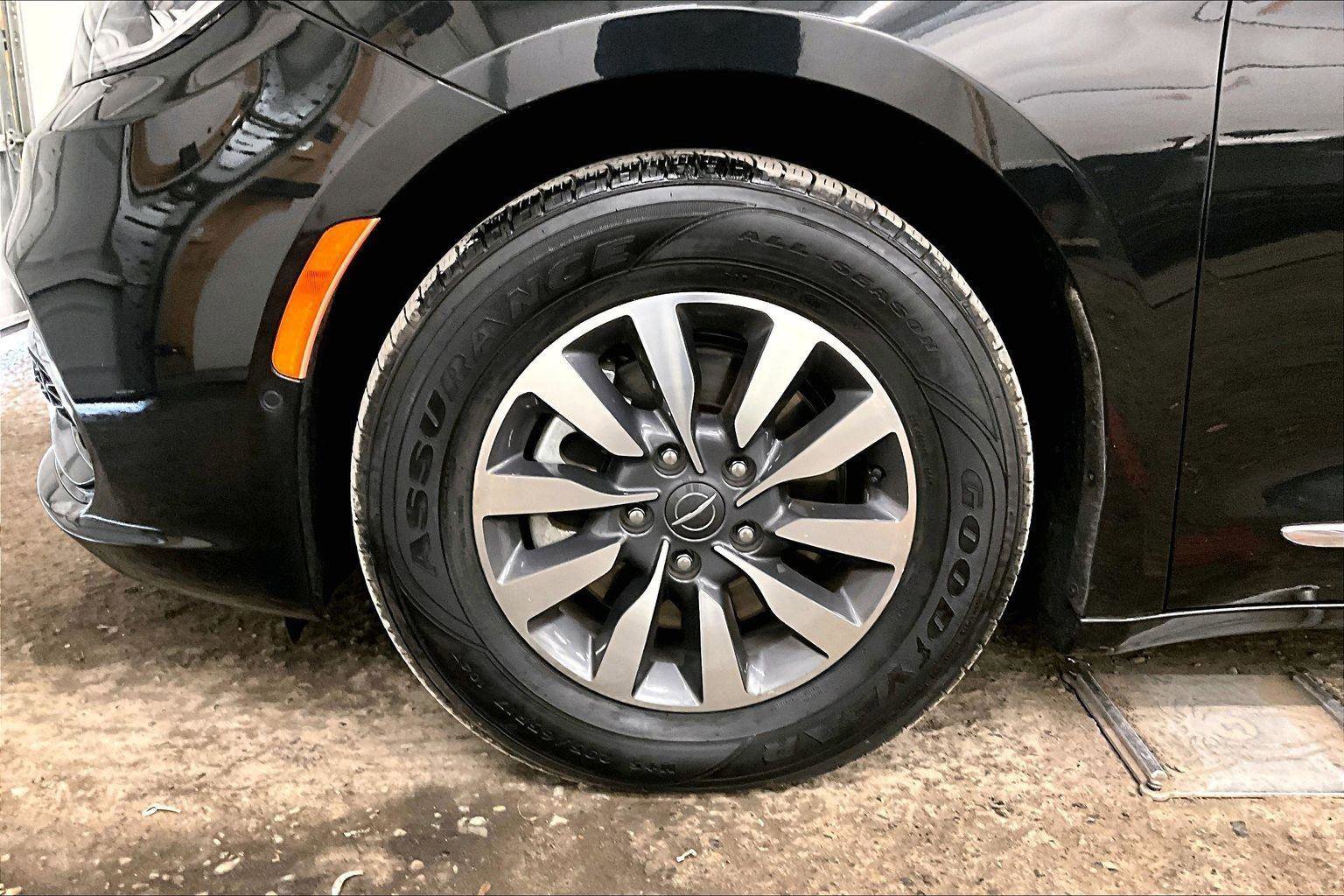 Used 2022 Chrysler Pacifica Limited image 10