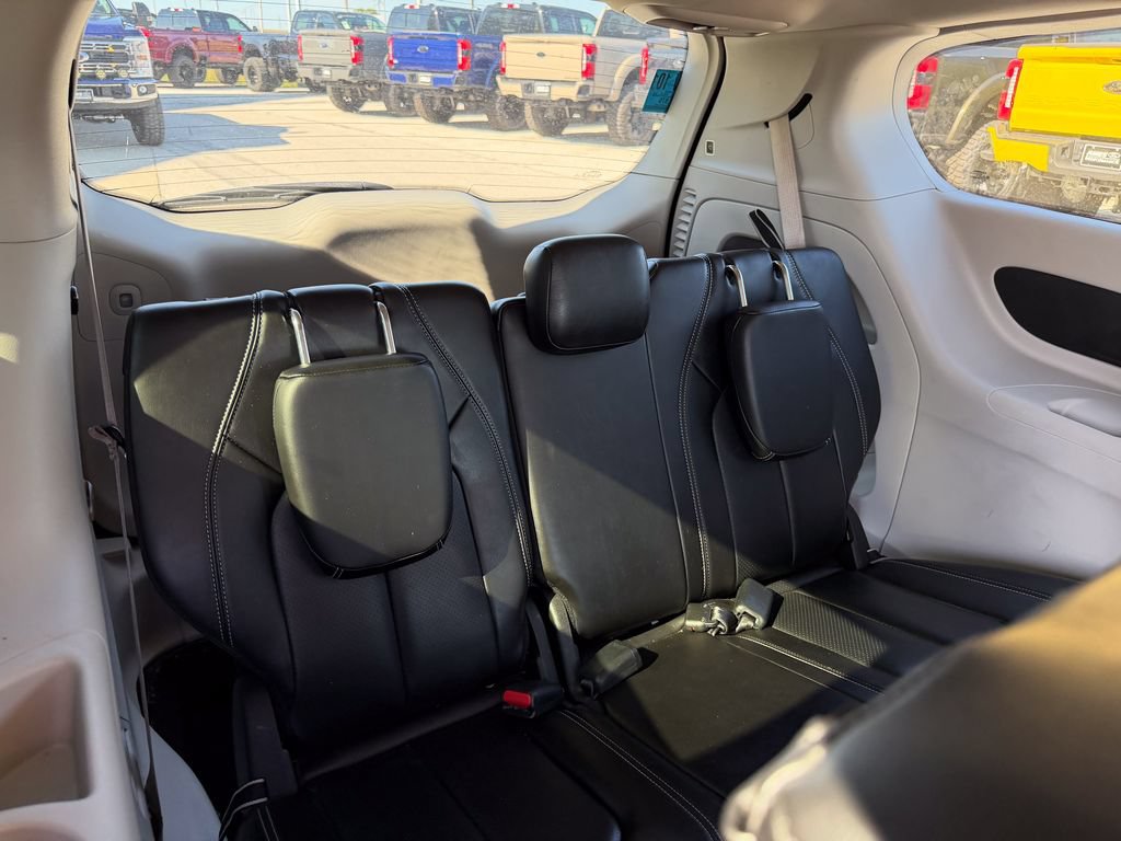 Used 2023 Chrysler Pacifica Touring-L FWD image 19