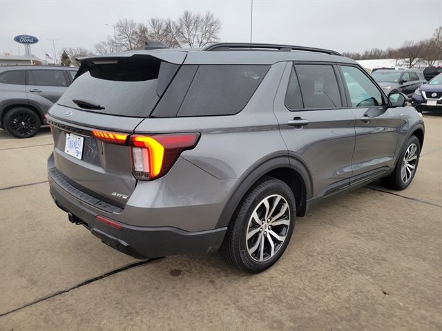 Certified 2025 Ford Explorer ST-Line AWD/4WD image 5