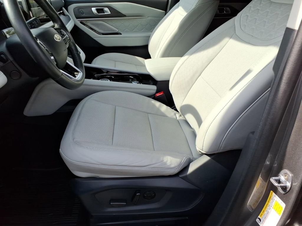 Certified 2025 Ford Explorer Platinum w/ Ultimate Package AWD/4WD image 15
