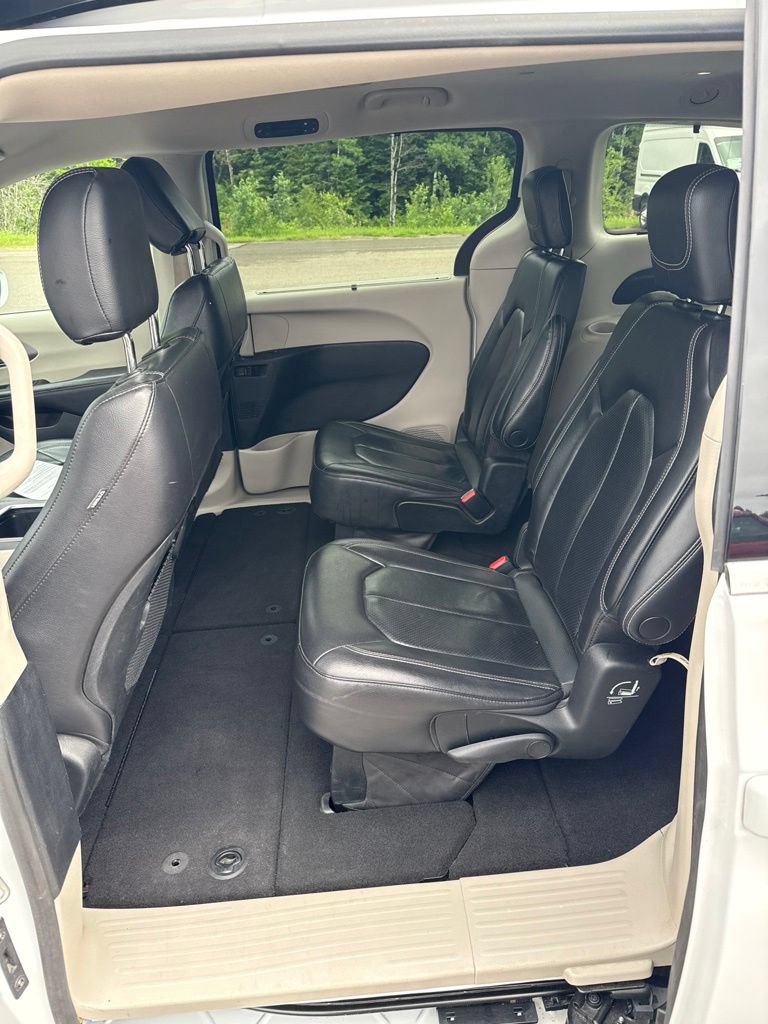 Used 2022 Chrysler Pacifica Touring-L FWD image 11