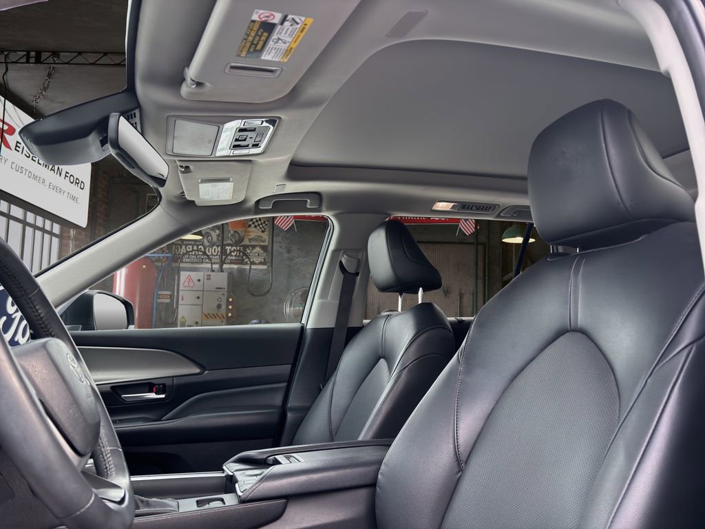 Used 2022 Toyota Sienna XLE Woodland Edition AWD/4WD image 16