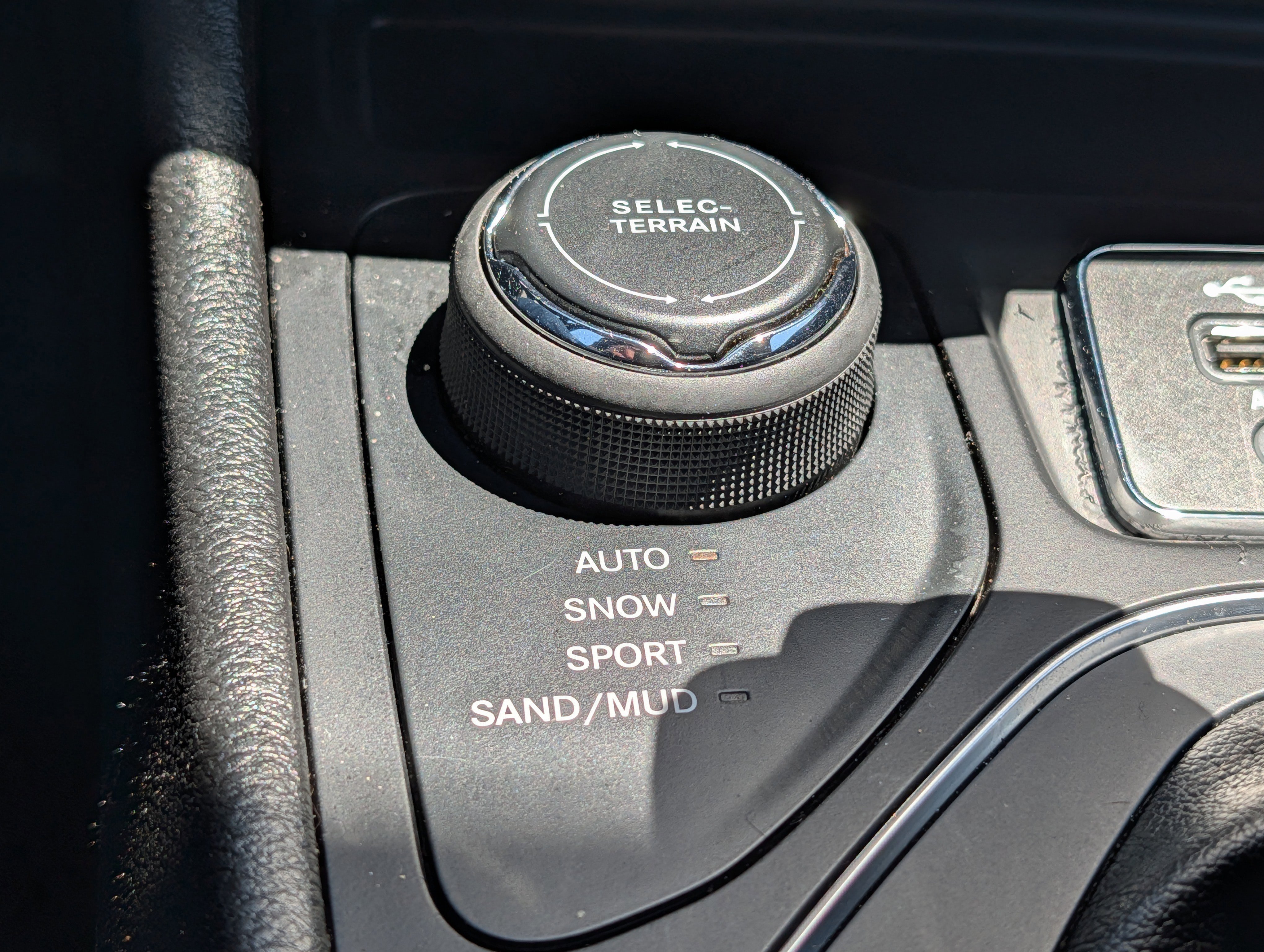 Used 2020 Jeep Cherokee Latitude w/ Cold Weather Group AWD/4WD image 32