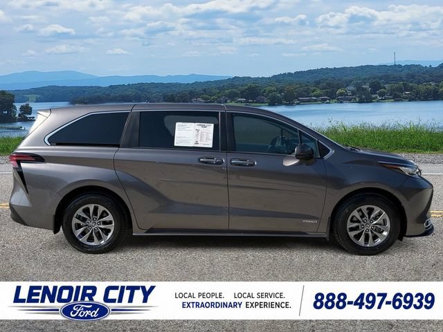 Used 2021 Toyota Sienna XLE FWD image 2