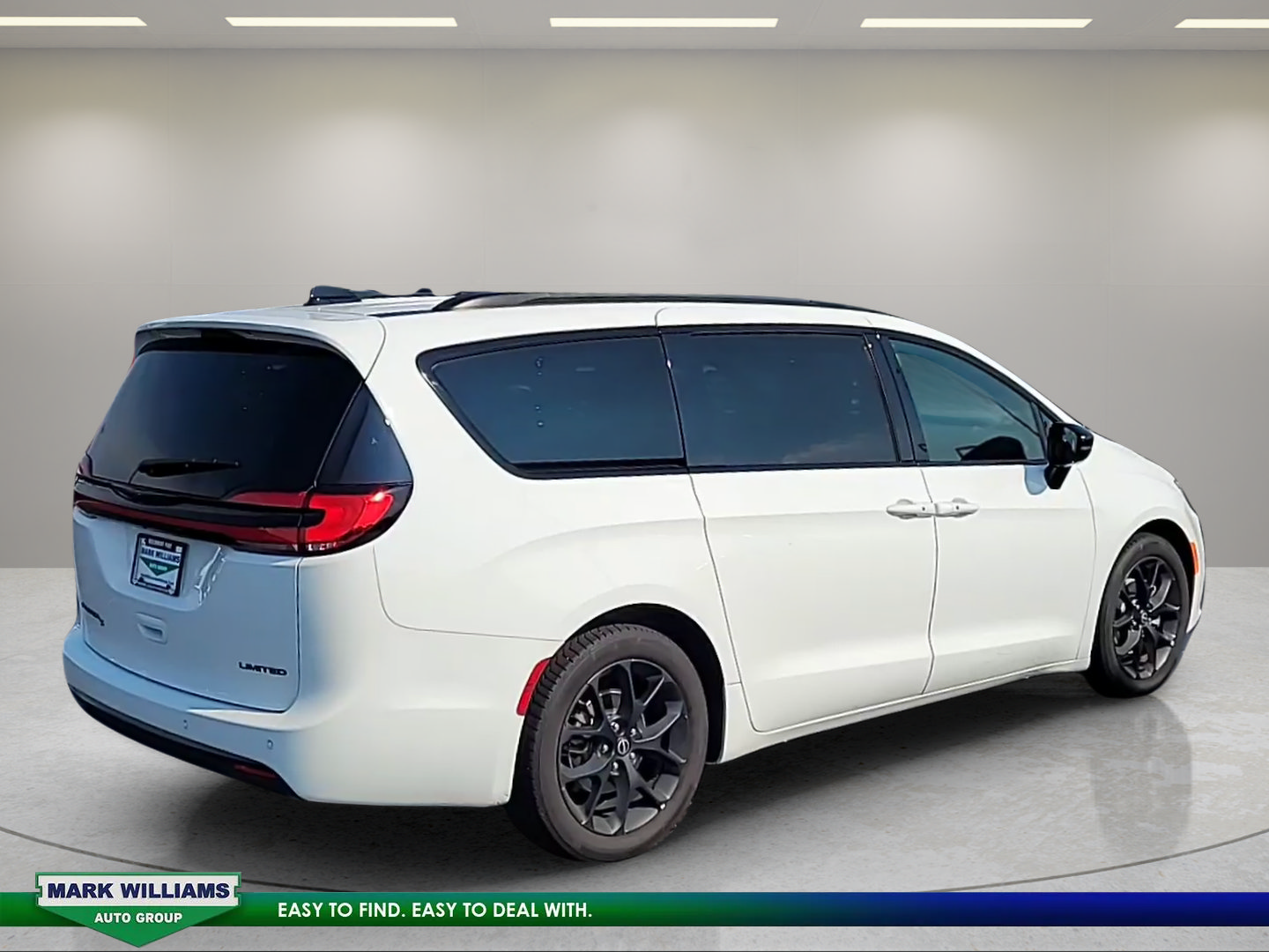 Used 2025 Chrysler Pacifica Limited FWD image 4