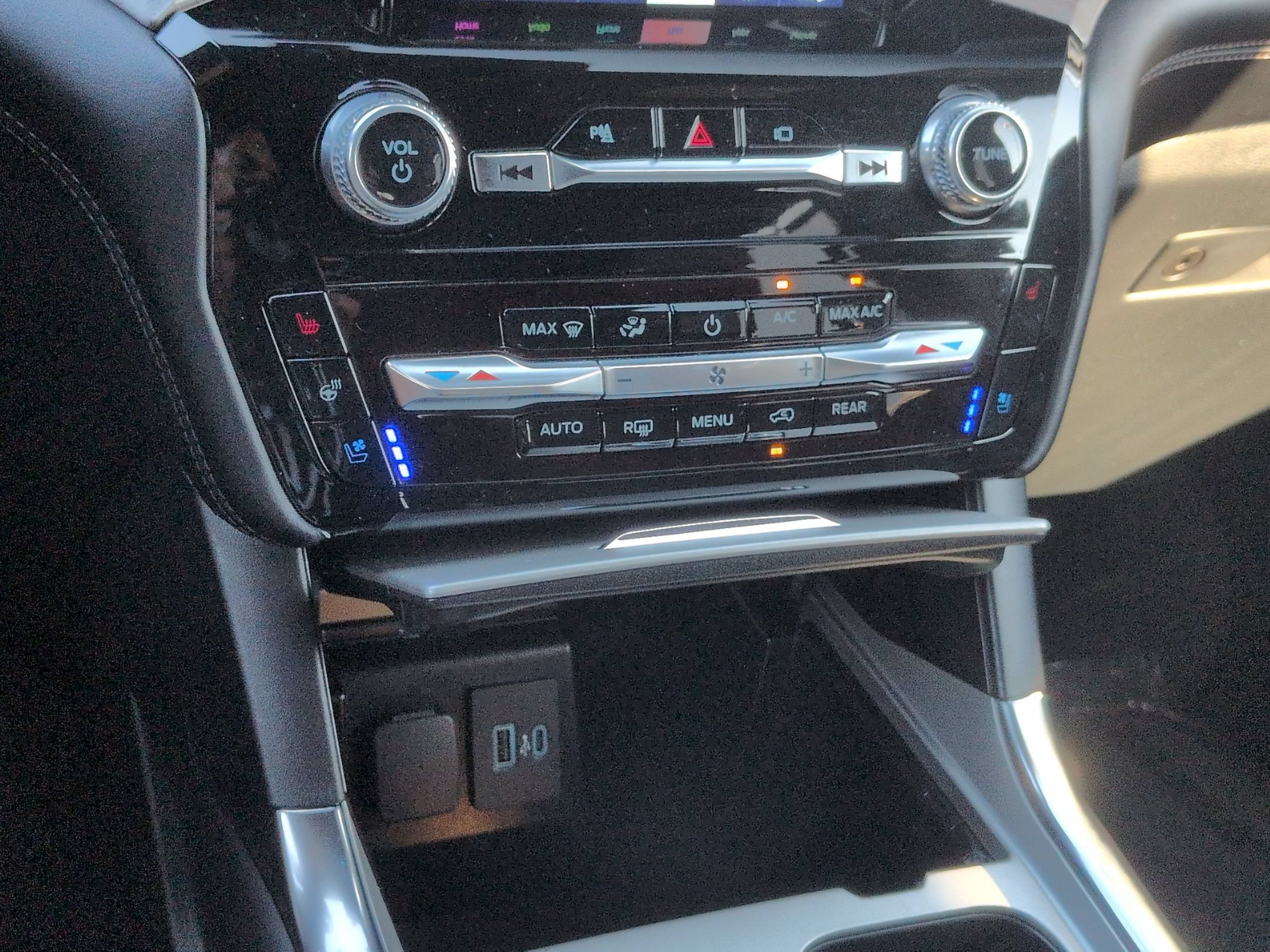 Certified 2023 Ford Explorer Platinum w/ Technology Package AWD/4WD image 26