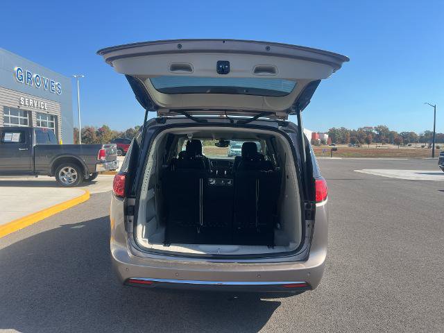 Used 2017 Chrysler Pacifica Touring-L Plus FWD image 9