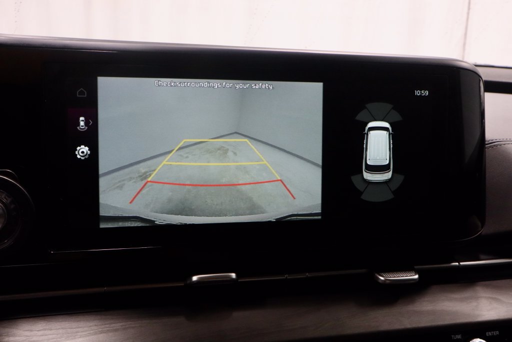 Used 2024 Kia Carnival EX FWD image 2