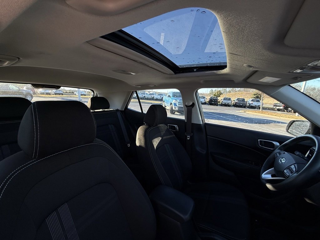 Used 2025 Hyundai Venue SEL image 31