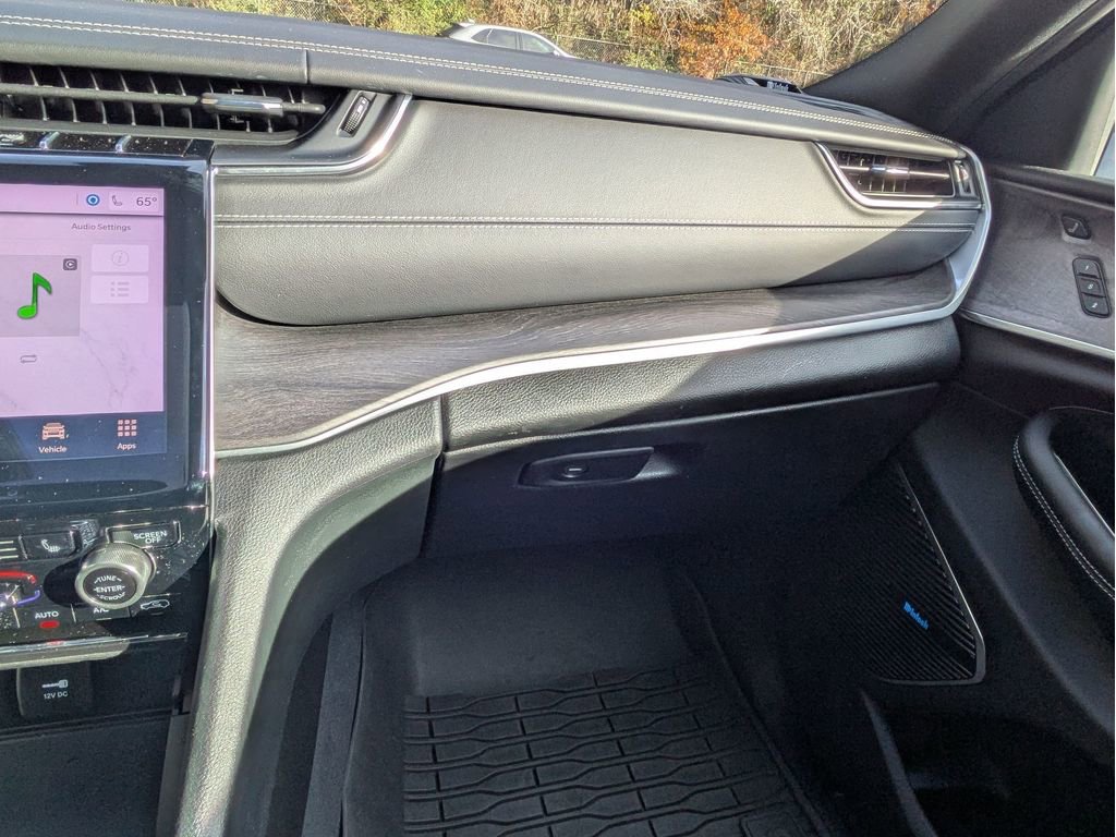 Used 2022 Jeep Grand Cherokee Overland w/ Advanced Protech Group III image 25