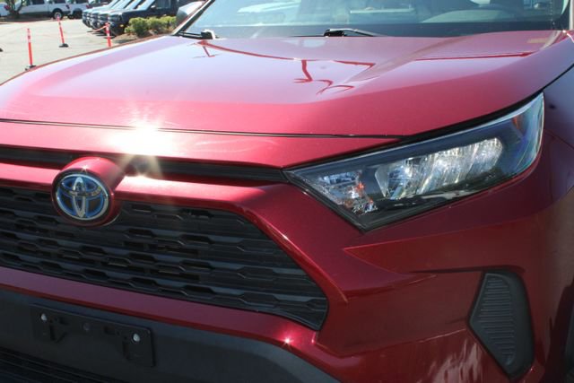 Used 2019 Toyota RAV4 LE w/ Carpet Mat Package AWD/4WD image 12
