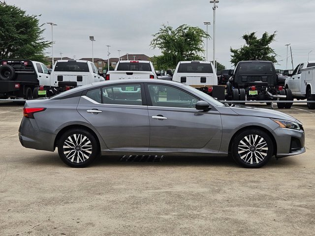 Used 2025 Nissan Altima 2.5 SV FWD image 2