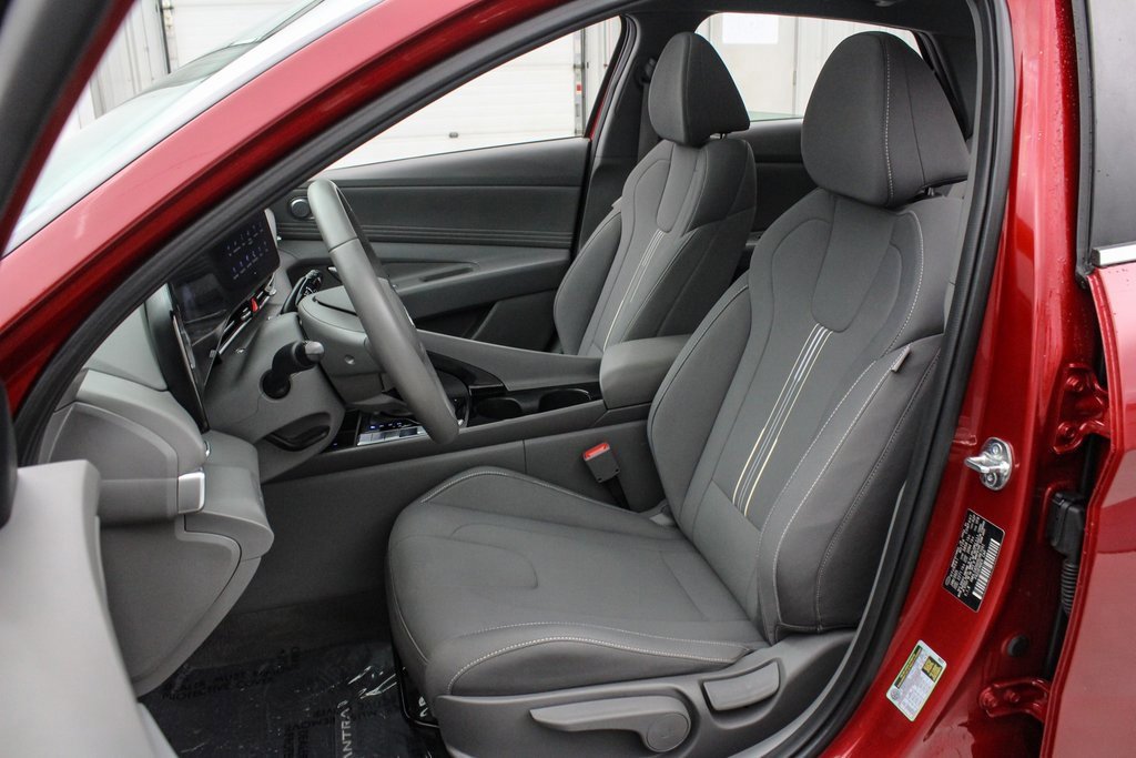 Used 2025 Hyundai Elantra SEL image 11