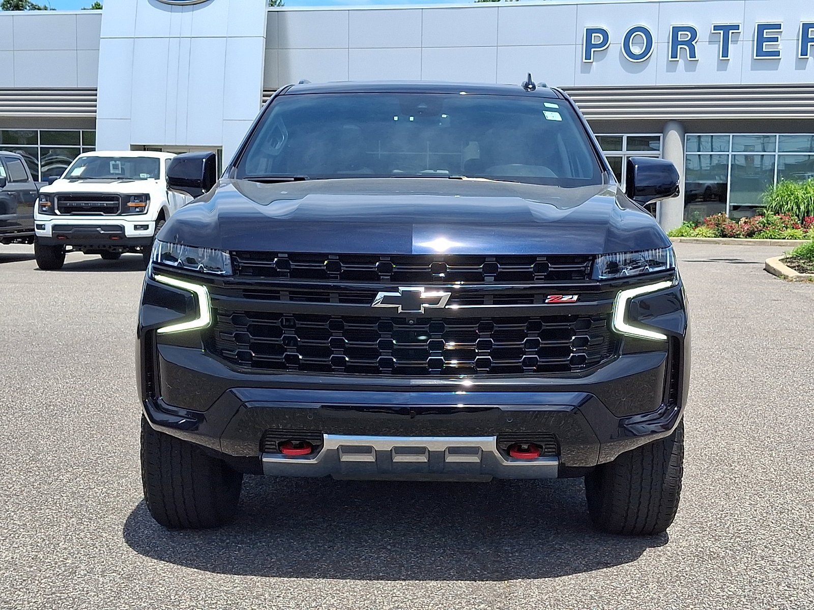 Used 2023 Chevrolet Tahoe Z71 w/ Luxury Package AWD/4WD image 3