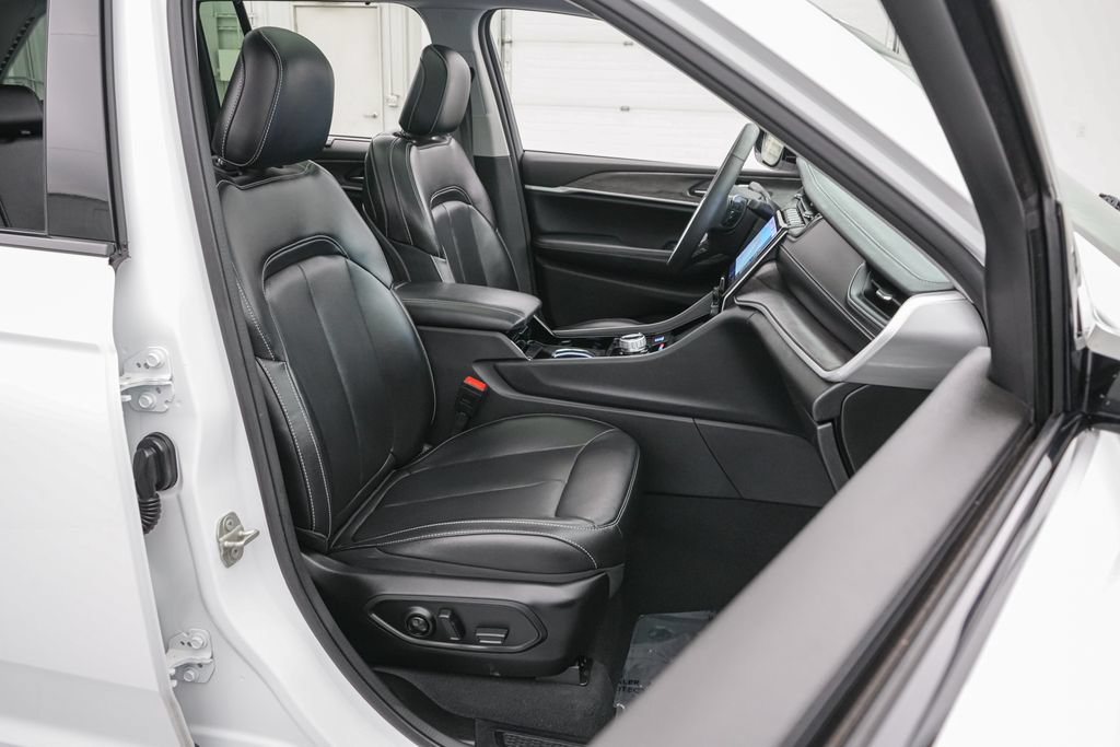 Used 2023 Jeep Grand Cherokee Limited w/ Luxury Tech Group II AWD/4WD image 22