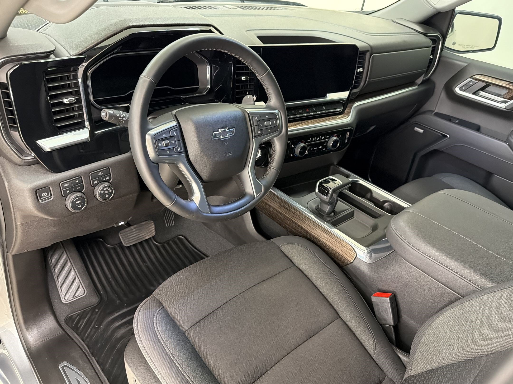 Used 2025 Chevrolet Silverado 1500 RST w/ Texas Edition Plus AWD/4WD image 4