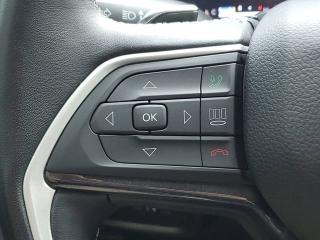 Used 2022 Jeep Grand Cherokee Laredo w/ Luxury Tech Group I AWD/4WD image 11