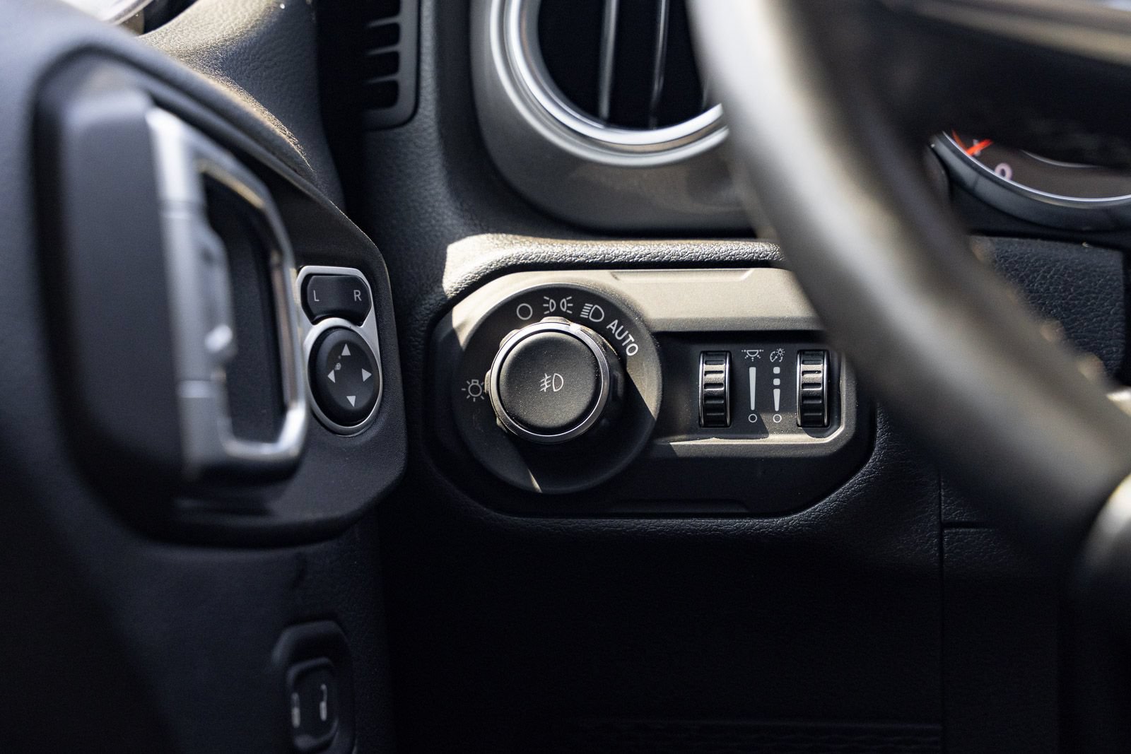 Used 2019 Jeep Wrangler Unlimited Sahara AWD/4WD image 26
