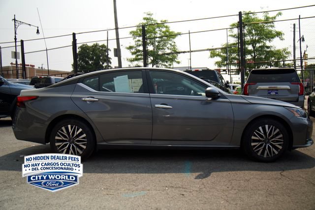Used 2025 Nissan Altima 2.5 SV FWD image 3