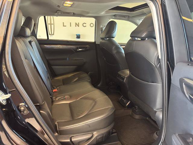 Used 2021 Toyota Highlander Limited AWD/4WD image 9
