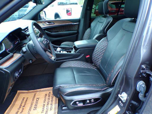 Used 2023 Jeep Grand Cherokee Summit w/ Adv Protech Group IV AWD/4WD image 16