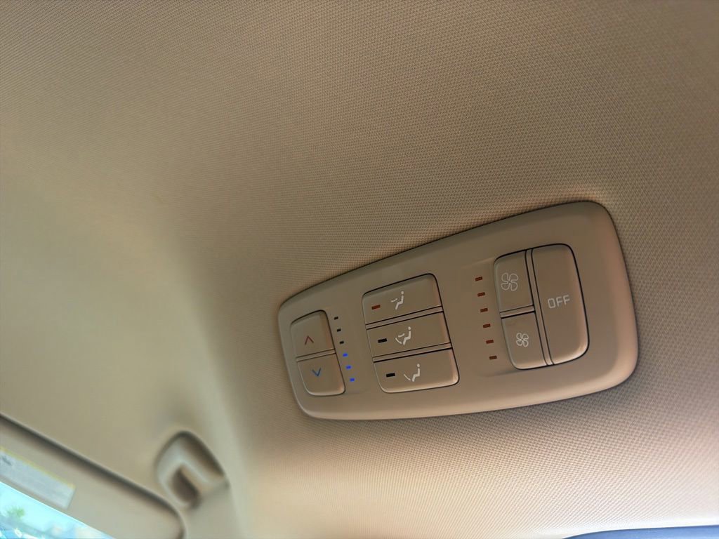 Used 2024 Kia Carnival LX FWD image 45