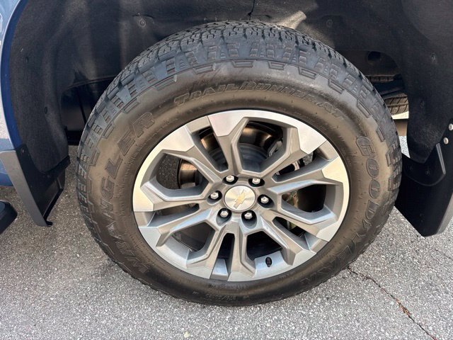 Used 2024 Chevrolet Silverado 1500 High Country w/ Z71 Off-Road Package AWD/4WD image 3
