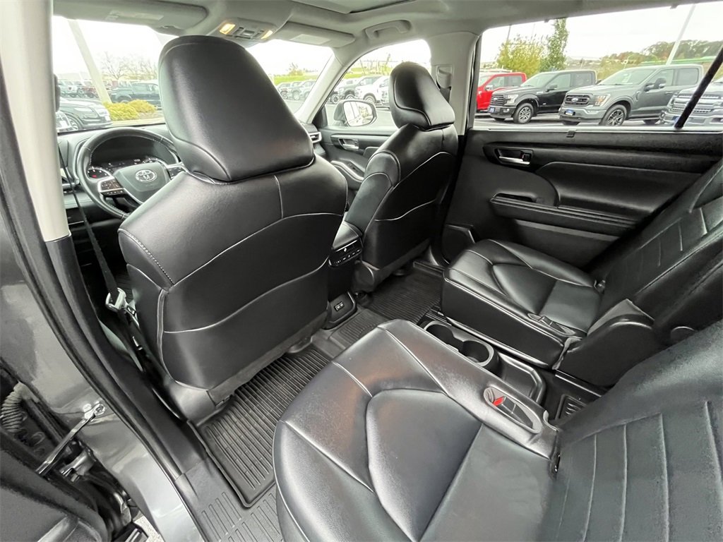 Used 2022 Toyota Highlander XLE image 26
