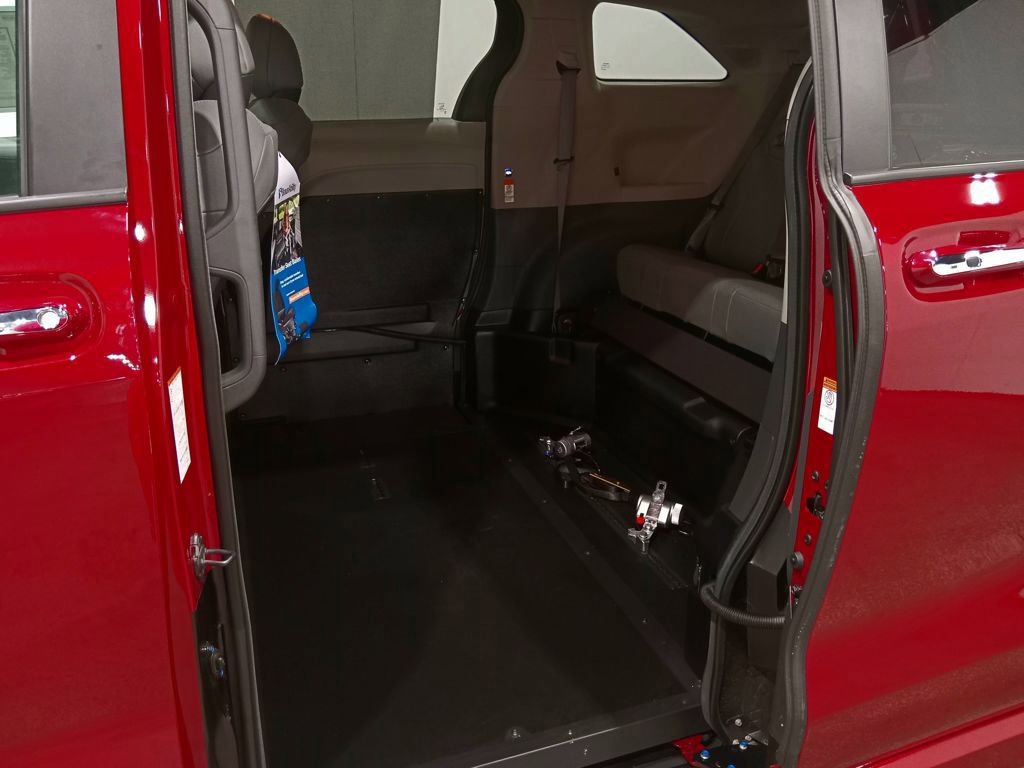 Used 2024 Toyota Sienna XLE w/ XLE Plus Package image 13